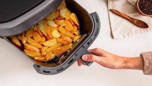 Por poco más de 50 euros en Amazon tienes una de las mejores freidoras de aire de Cecotec