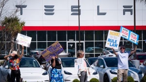 New York Lawmakers Challenge Tesla’s Direct Sales Exemption