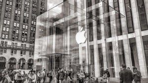 Apple confirms: Trump tariffs to add $900 million to costs this quarter